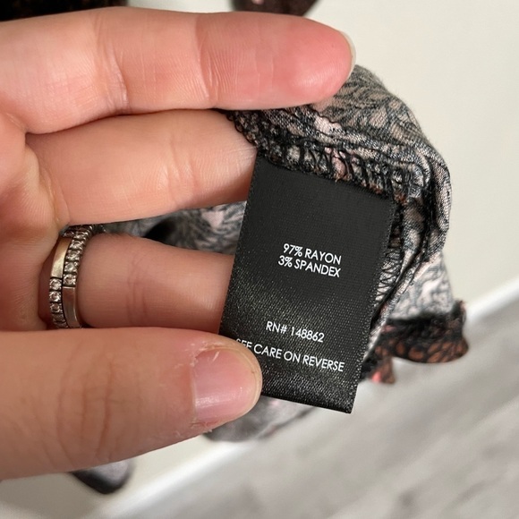 Torrid Heart Print V Neck Short Sleeve Blouse 0/Large - Picture 5 of 5